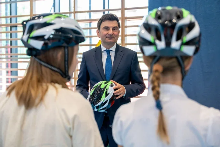 Czwartoklasiści dostali kaski. Zmiany obejmą młodych rowerzystów