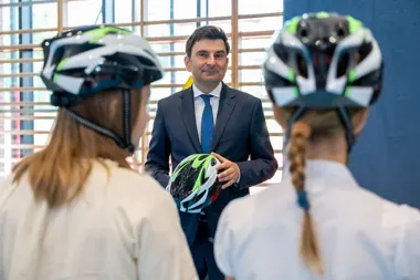Czwartoklasiści dostali kaski. Zmiany obejmą młodych rowerzystów