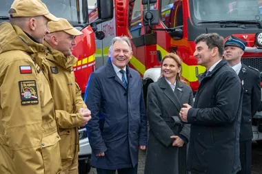Nowe wozy dla ochotników ruszyły spod komendy w Katowicach