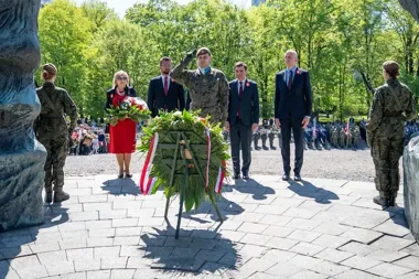 Kwiaty, msza i apel. Katowice uczciły dwa ważne święta