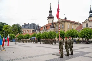 Na pszczyńskim Rynku uhonorowano żołnierzy. Były odznaczenia i wojskowy sprzęt