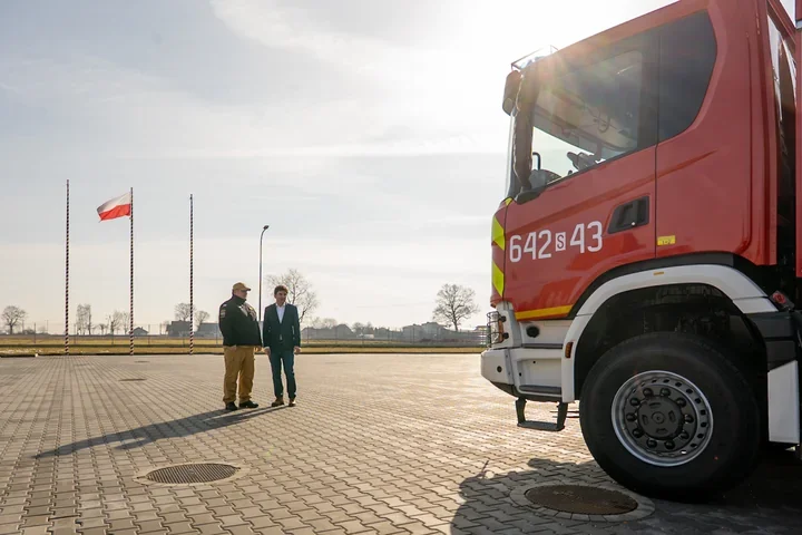 Wojewoda w Bieruniu ogląda nowy sprzęt strażaków – średni samochód za 4 mln zł